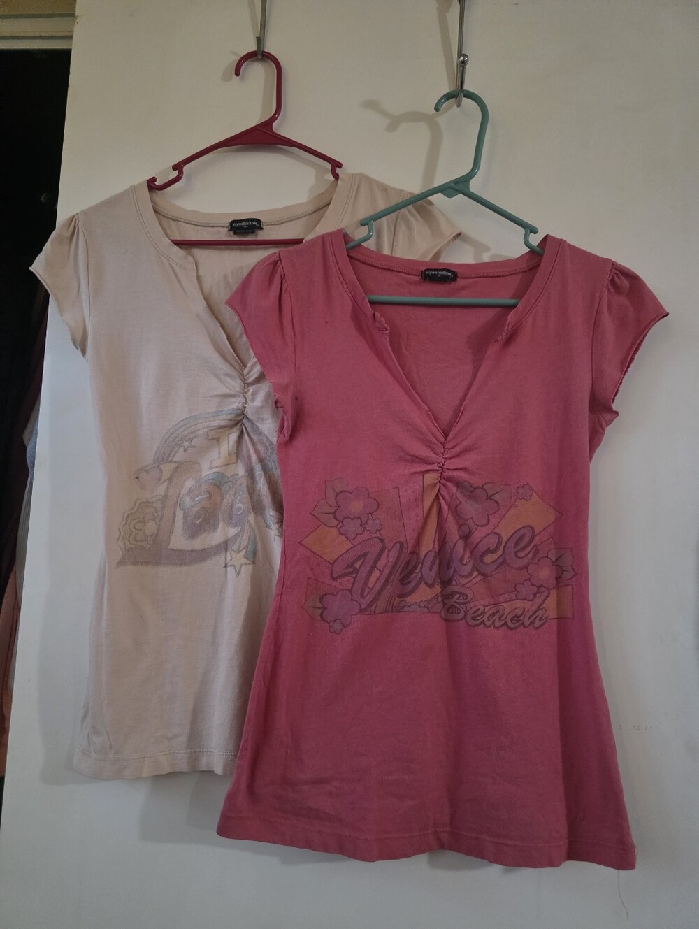 2 Eyeshadow Pink Short-Sleeve Twist-Front Tee
